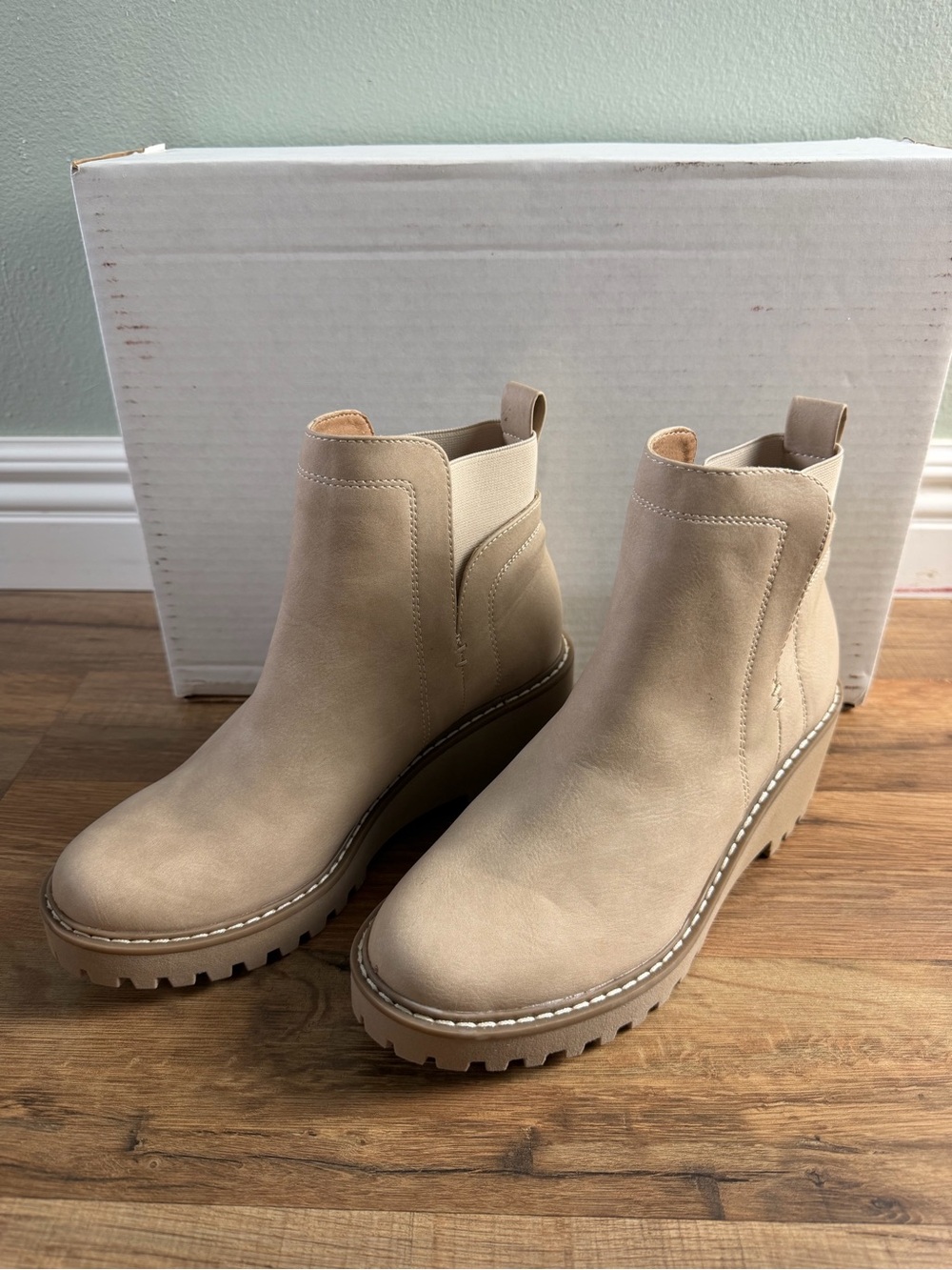 ❗️NWT❗️Women’s Dolce Vita Rielle Ankle Boots in Beige (Dune) Size 7